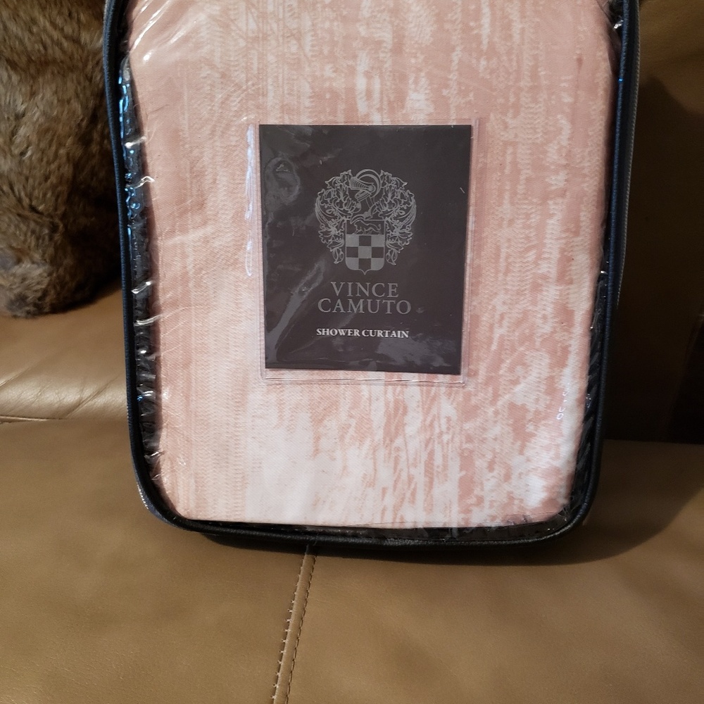 VINCE CAMUTO PINK LYON SHOWER CURTAIN - Picture 2 of 4